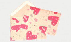 Bēšīga papīra aploksne ar rozā sirdīm