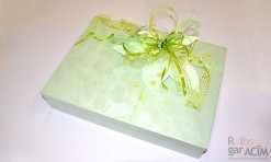 Zaļa kaste ar dāvanu pušķi