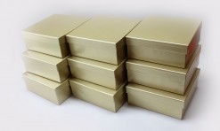 Zelta krāsas kastes