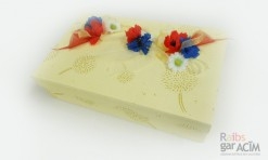 Dekorēta kaste ar vasaras ziediem