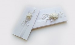 Dāvanu kastīte/aploksne ar kartiņu - balta ar ziediem