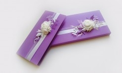 Dāvanu kastīte/aploksne ar kartiņu - violeta ar baltiem ziediem