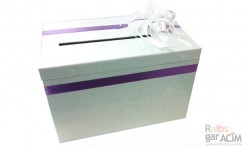 Balta kāzu pastkastīte ar violetu horizontālu lenti