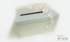 Balta kāzu pastkastīte ar maigi rozā lentu un baltām rozēm