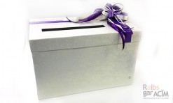 Balta kāzu pastkastīte ar violetu pušķi