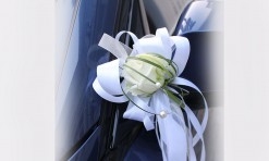 Auto dekors kāzām pie spoguļiem